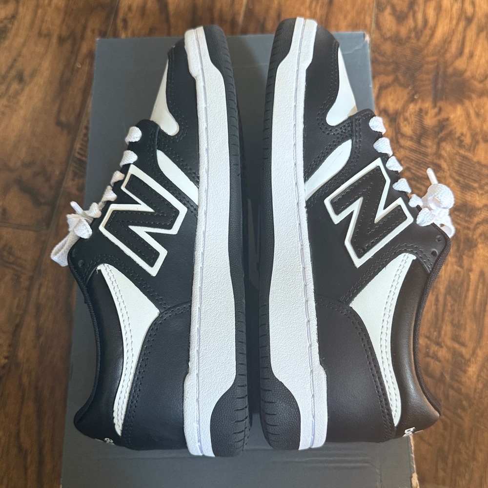 NWT!  New Balance boys Black and white Sneakers, size 4 - Picture 6 of 8